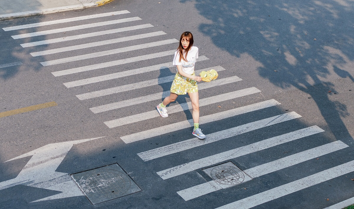 Пешеход девушка. Фотосессия на пешеходном переходе. Фотосессия в переходе. Девочка подросток на дороге. Пешеход.