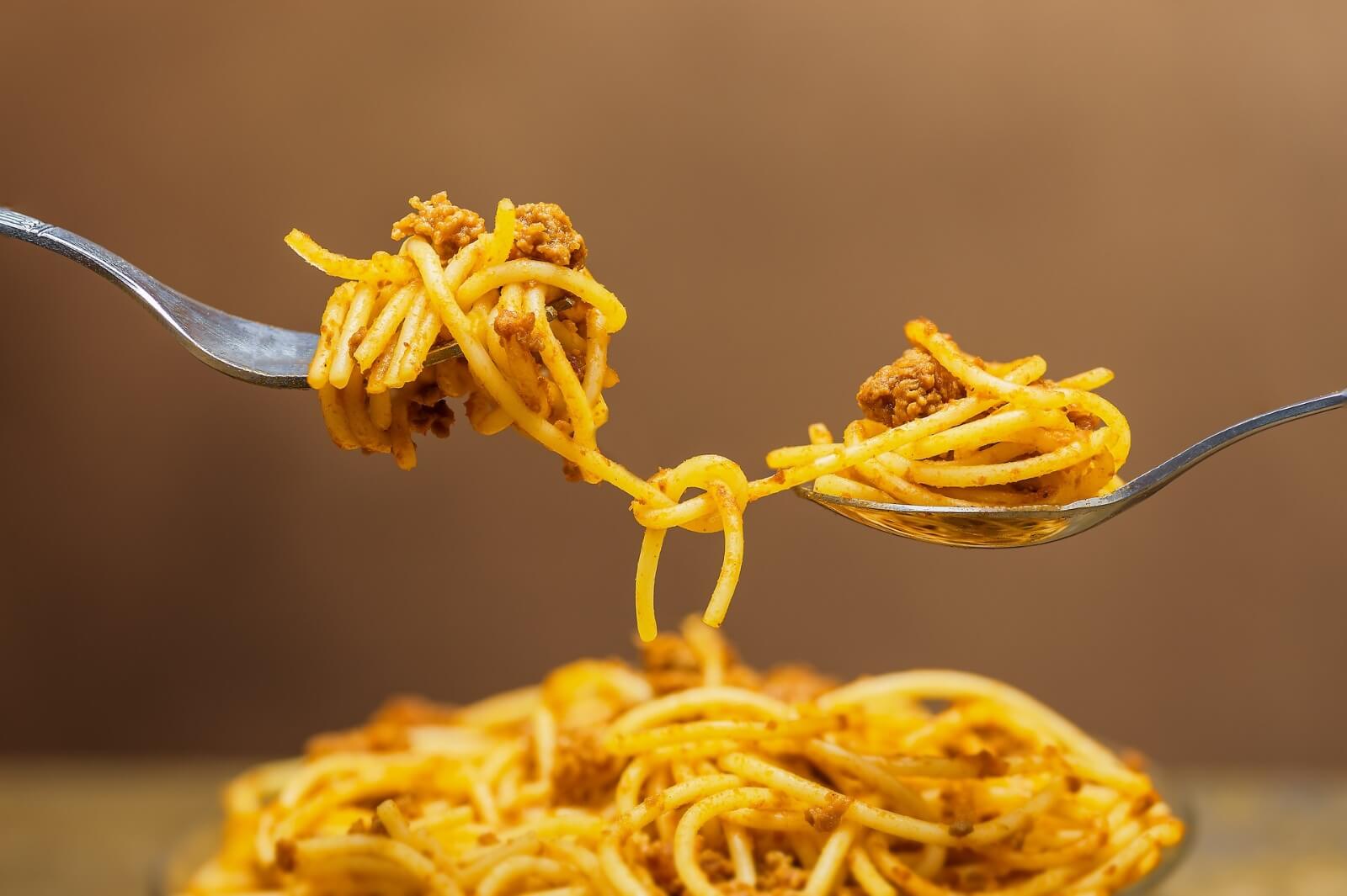 吃意大利面用叉子，如果给你一双筷子，你还会选择叉子吗？