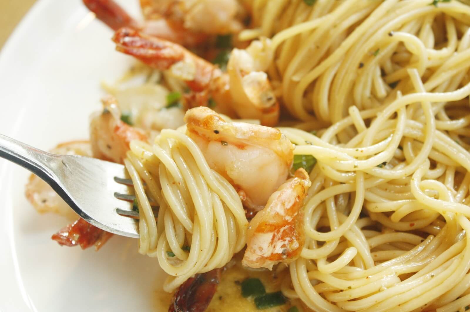 吃意大利面用叉子，如果给你一双筷子，你还会选择叉子吗？