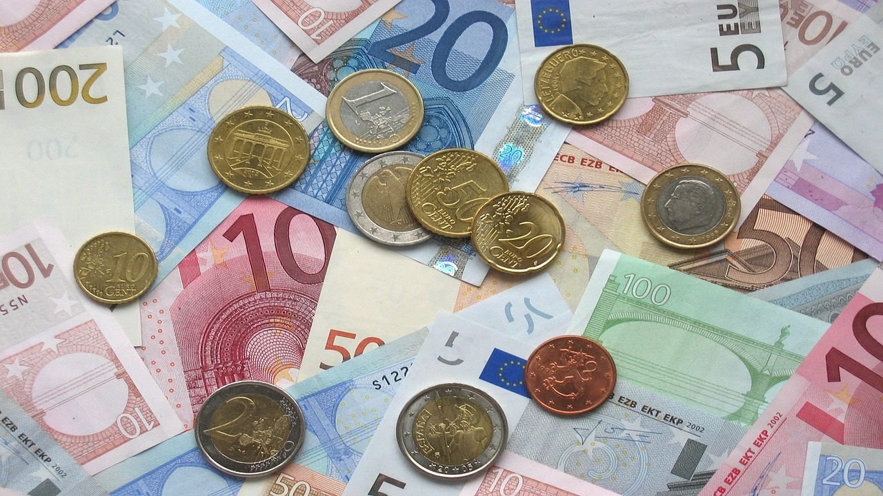 如果欧元兑换人民币为1:1，我们都要啃树皮？